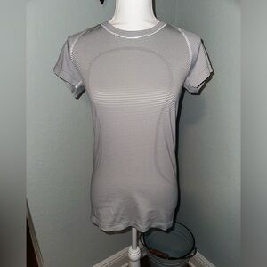 Lululemon Short Sleeve Swiftly Tech. Size 8. Black & White Stripe 🍋